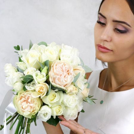 Нежный букет невесты из роз и эвкалипта Белоснежка