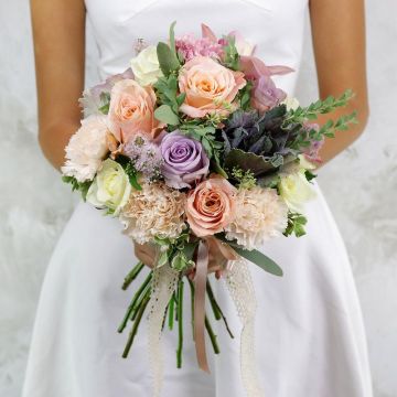 Нежный букет невесты из роз и брассики Застенчивая Фиалка