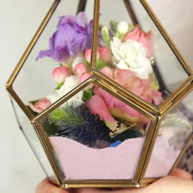 Композиция во флорариуме из роз, фрезий и эустомы Прекрасный Мираж