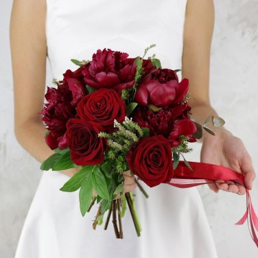 Бордовый букет невесты из ярких пионов и зелени Пылкая Натура