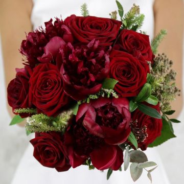 Бордовый букет невесты из ярких пионов и зелени Пылкая Натура