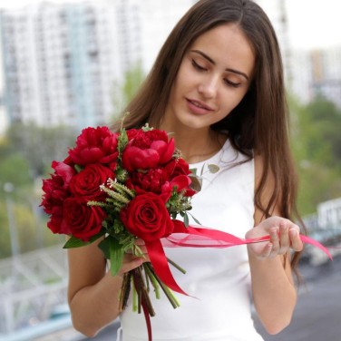 Бордовый букет невесты из ярких пионов и зелени Пылкая Натура