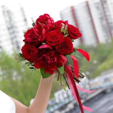 Бордовый букет невесты из ярких пионов и зелени Пылкая Натура