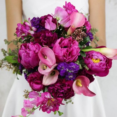 Яркий свадебный букет из пионов, калл и фрезий Малина