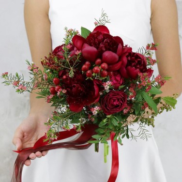 Бордовый букет невесты из пионов и зелени Барбарис