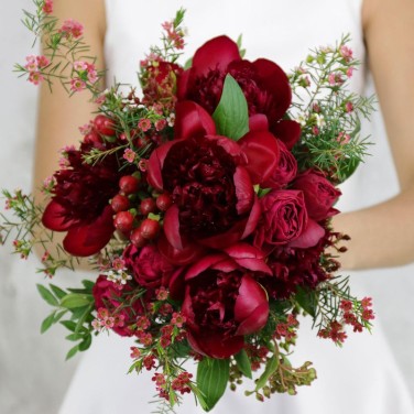 Бордовый букет невесты из пионов и зелени Барбарис