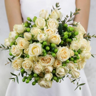 Кремовый свадебный букет из кустовых роз и зелени