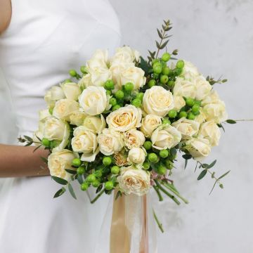 Кремовый свадебный букет из кустовых роз и зелени