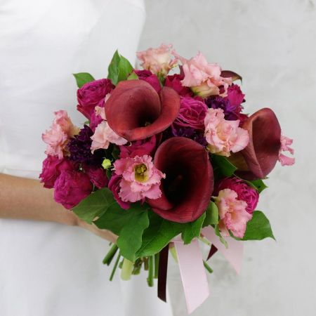 Бордовый букет невесты из калл, эустомы и кустовых роз