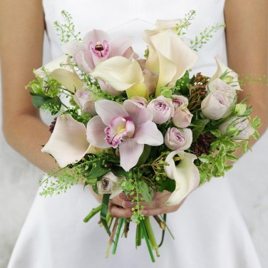 Нежный свадебный букет из орхидей и калл Элегантность