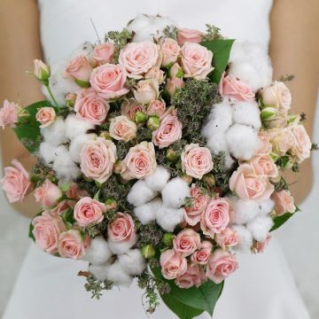 Нежный букет невесты из хлопка и кустовой розы