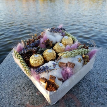 Композиция их хлопка, лагуруса, пшеницы и конфет Ферреро Роше