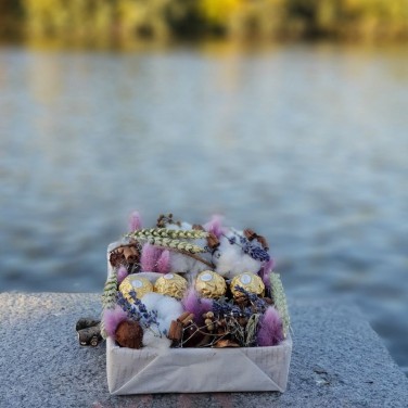 Композиция их хлопка, лагуруса, пшеницы и конфет Ферреро Роше