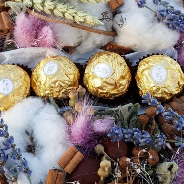 Композиция их хлопка, лагуруса, пшеницы и конфет Ферреро Роше