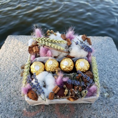 Композиция их хлопка, лагуруса, пшеницы и конфет Ферреро Роше