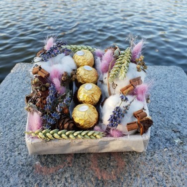 Композиция их хлопка, лагуруса, пшеницы и конфет Ферреро Роше