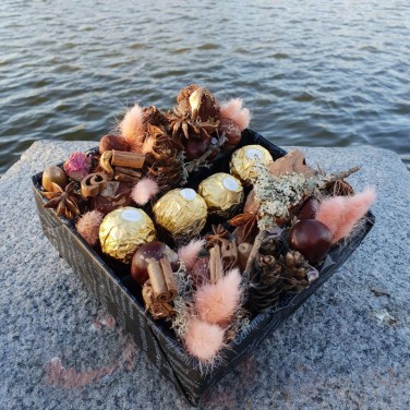 Композиция из плодов каштана, корицы и конфет Ферреро Роше