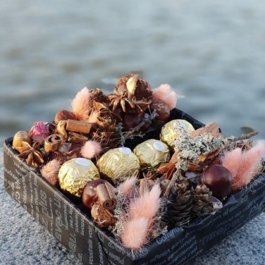 Композиция из плодов каштана, корицы и конфет Ферреро Роше