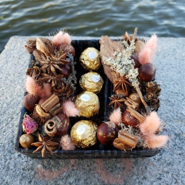 Композиция из плодов каштана, корицы и конфет Ферреро Роше