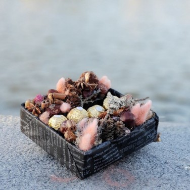 Композиция из плодов каштана, корицы и конфет Ферреро Роше