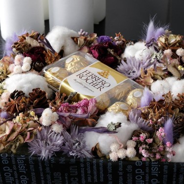 Коробка из хлопка, гортензии и сухоцветов с конфетами Ферреро Роше