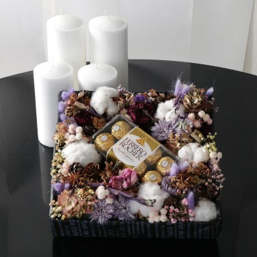 Коробка из хлопка, гортензии и сухоцветов с конфетами Ферреро Роше