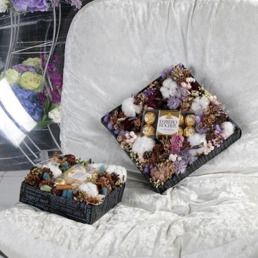 Коробка из хлопка, гортензии и сухоцветов с конфетами Ферреро Роше