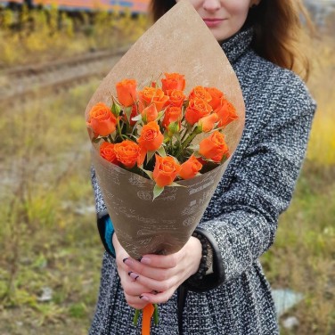 Букет из кустовой оранжевой розы