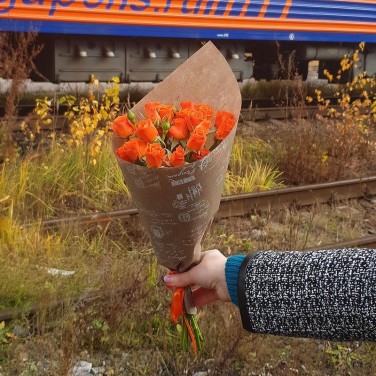 Букет из кустовой оранжевой розы