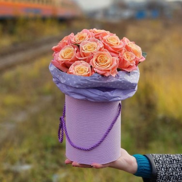 Композиция из коралловых роз в шляпной коробке