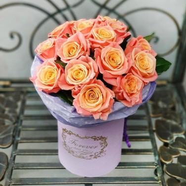 Композиция из коралловых роз в шляпной коробке