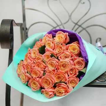 Букет из 31 коралловой розы в дизайнерской упаковке