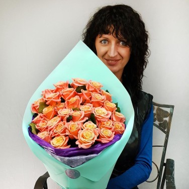 Букет из 31 коралловой розы в дизайнерской упаковке