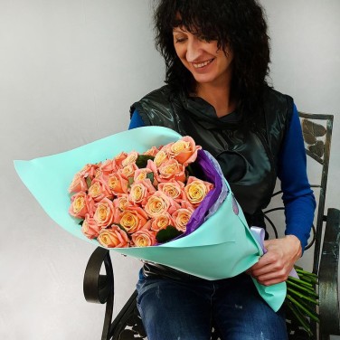 Букет из 31 коралловой розы в дизайнерской упаковке