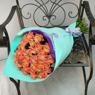 Букет из 31 коралловой розы в дизайнерской упаковке