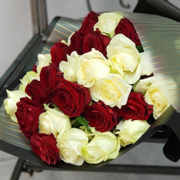 Букет из красной и белой розы в дизайнерской упаковке