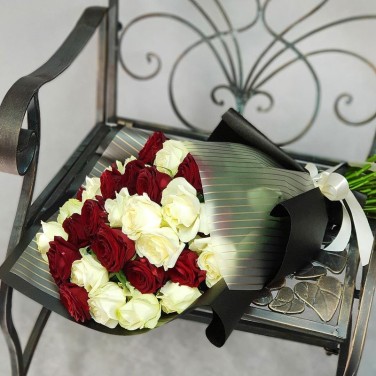 Букет из красной и белой розы в дизайнерской упаковке