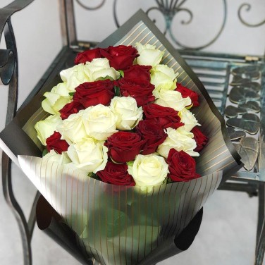 Букет из красной и белой розы в дизайнерской упаковке