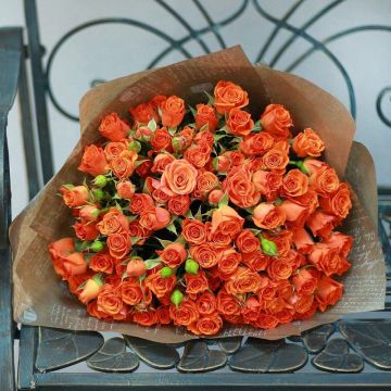 Яркий букет из 25 кустовых роз