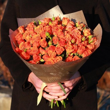 Яркий букет из 25 кустовых роз