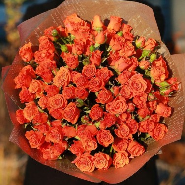 Яркий букет из 25 кустовых роз