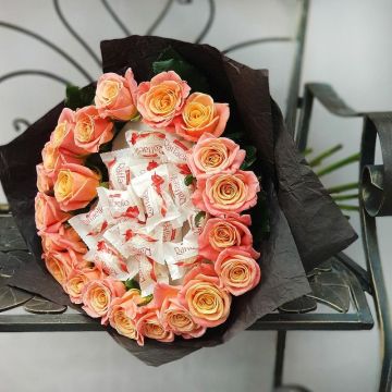 Букет сердце из коралловых роз с конфетами Рафаэлло