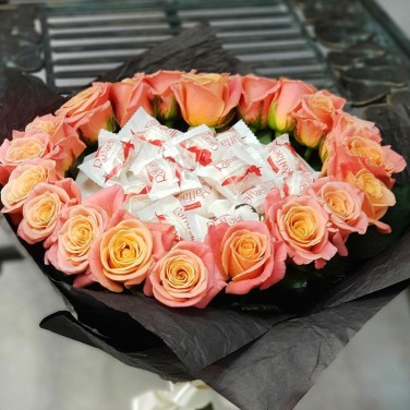 Букет сердце из коралловых роз с конфетами Рафаэлло