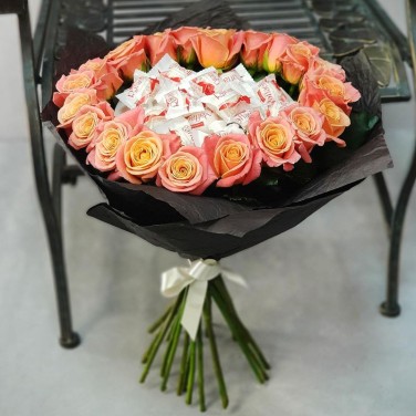 Букет сердце из коралловых роз с конфетами Рафаэлло