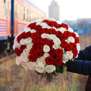 Букет из красных и белых роз