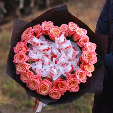 Букет сердце из коралловых роз и конфет Рафаэлло