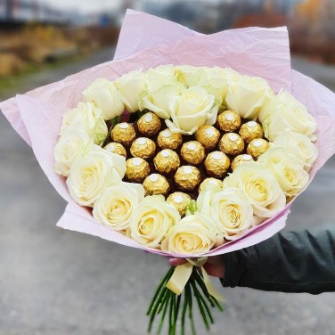 Сладкое сердце из белых роз с конфетами Ферерро Роше