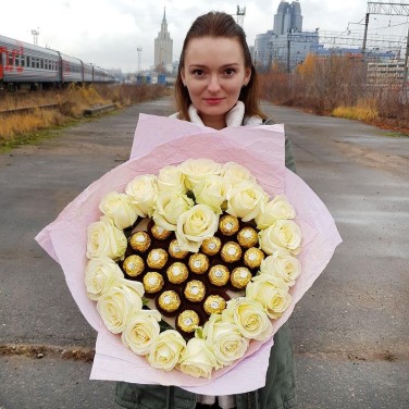 Сладкое сердце из белых роз с конфетами Ферерро Роше