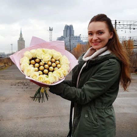 Сладкое сердце из белых роз с конфетами Ферерро Роше