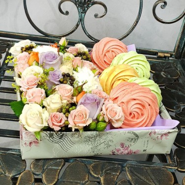 Композиция в квадратной коробке с безе